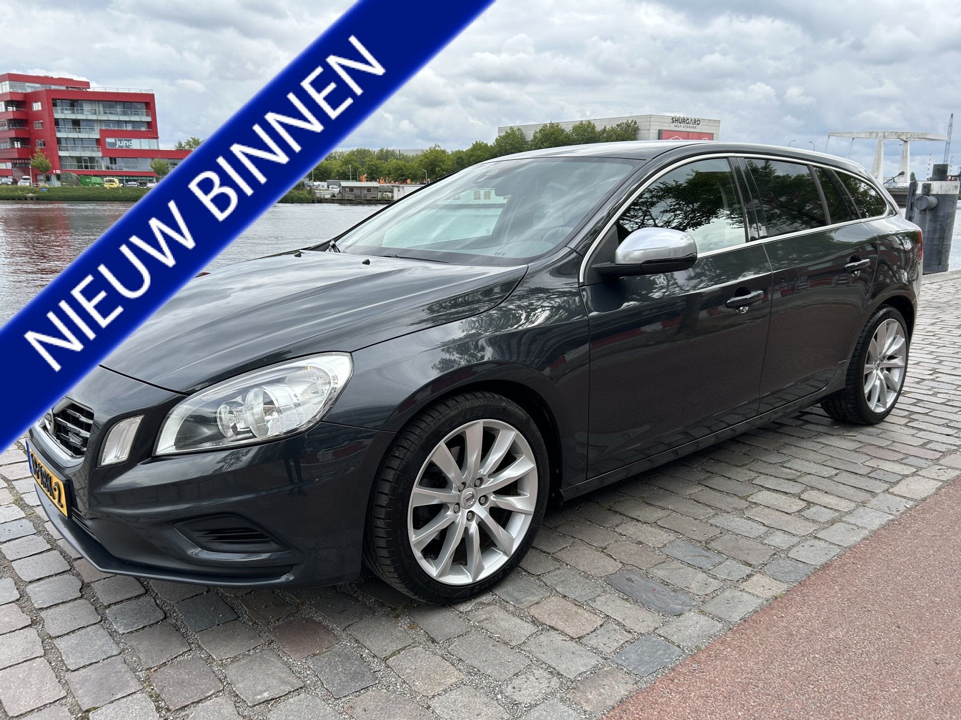 Volvo V60 1.6 T3 R-Design Airco/ECC Navi Keurige auto!, Voorwielaandrijving, Stof, Gebruikt, 4 cilinders
