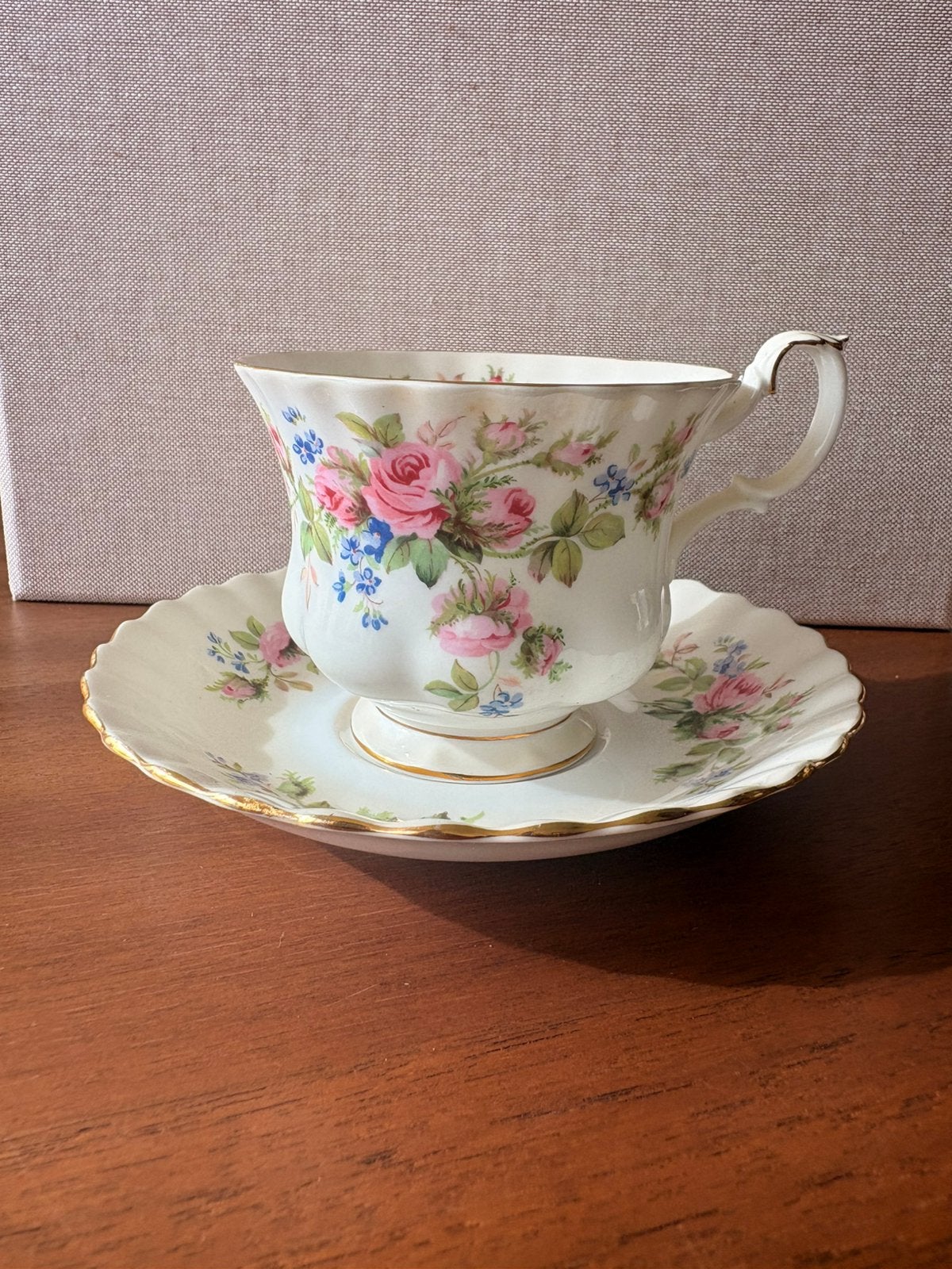 Royal Albert Moss Rose kop & schotel -Engels Bone China, Antiek en Kunst, Antiek | Servies los, Ophalen of Verzenden