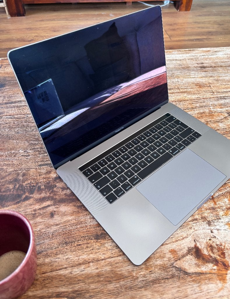 Foto 7 van MacBook Pro 15" (2018) – 2.2 GHz 6-Core i7 / 16GB / 1TB SSD
