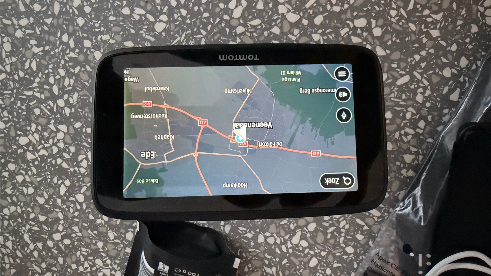 TomTom Go Discover navigatie met zuignap houder, Ophalen of Verzenden, Gebruikt