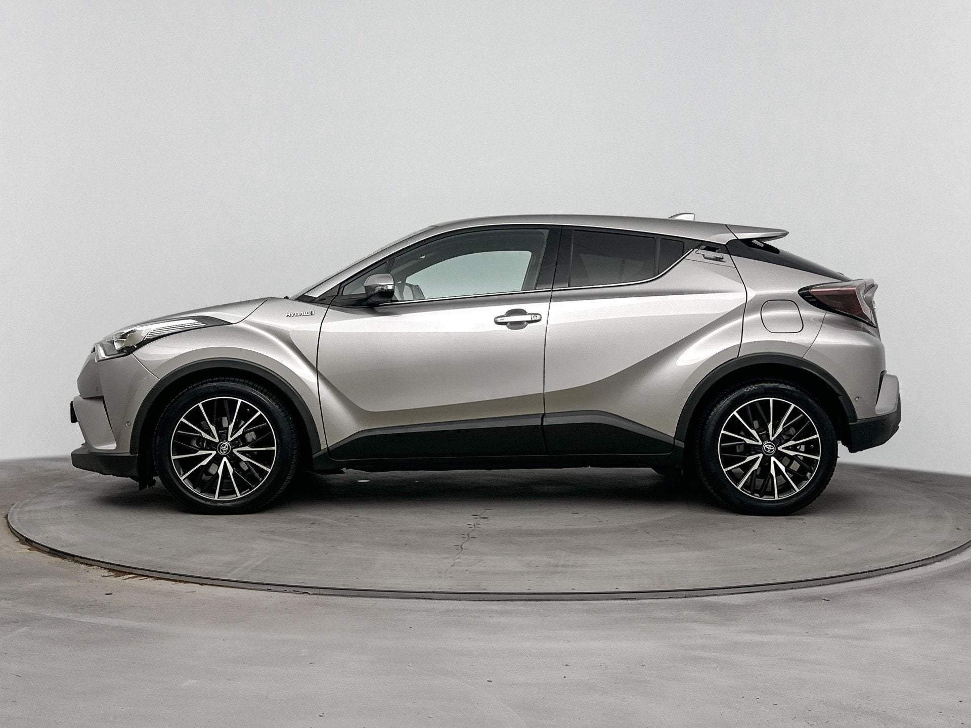 Toyota C-HR 1.8 Hybrid Executive Limited | Lichtmetalen Velg, 12 maanden, 4 cilinders, Leder en Stof, 122 pk