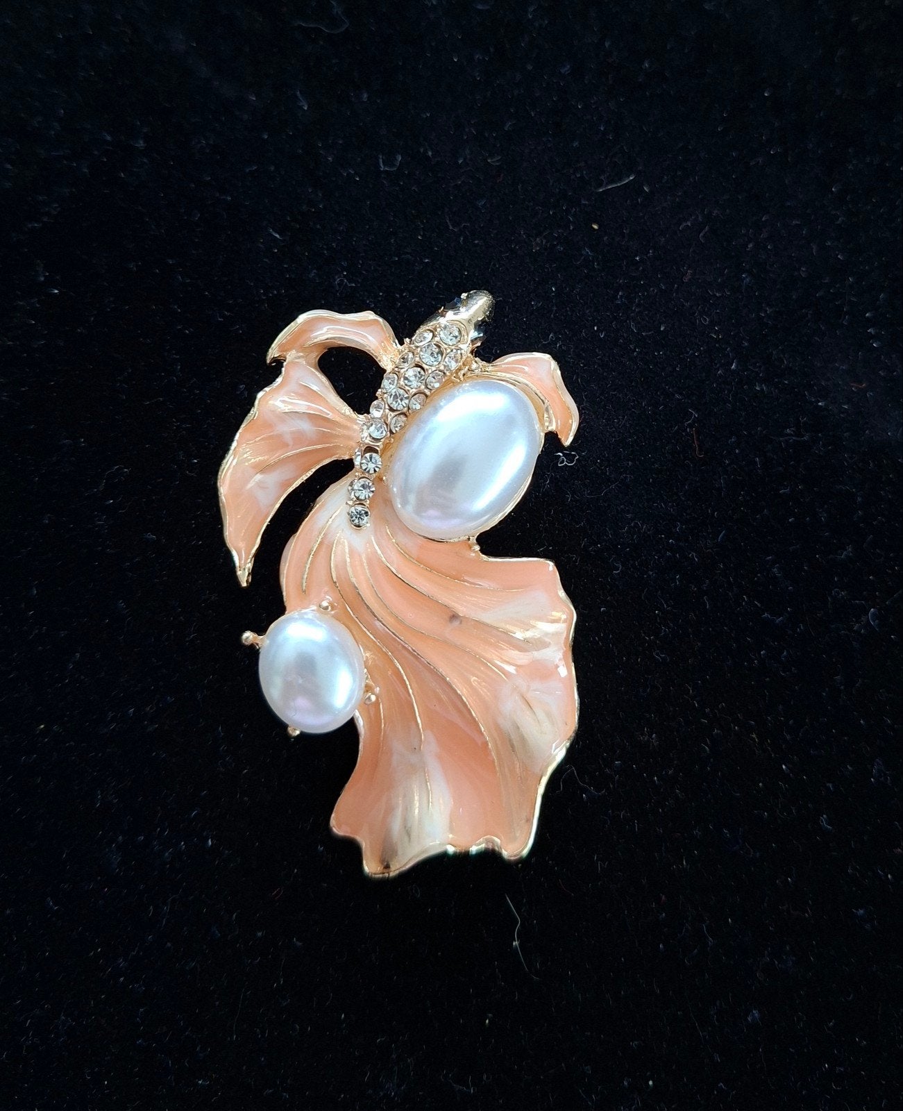 Elegante broche vis parels en strass, Sieraden, Tassen en Uiterlijk, Broches, Met strass, Overige materialen, 4 tot 7 cm, Nieuw