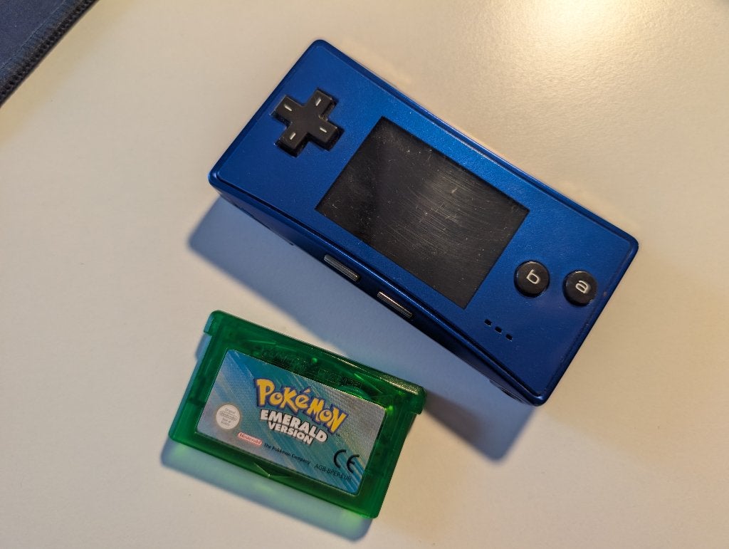 Game Boy Micro + Pokemon Emerald GBA, Spelcomputers en Games, Ophalen of Verzenden, Gebruikt, Game Boy Micro, Met games
