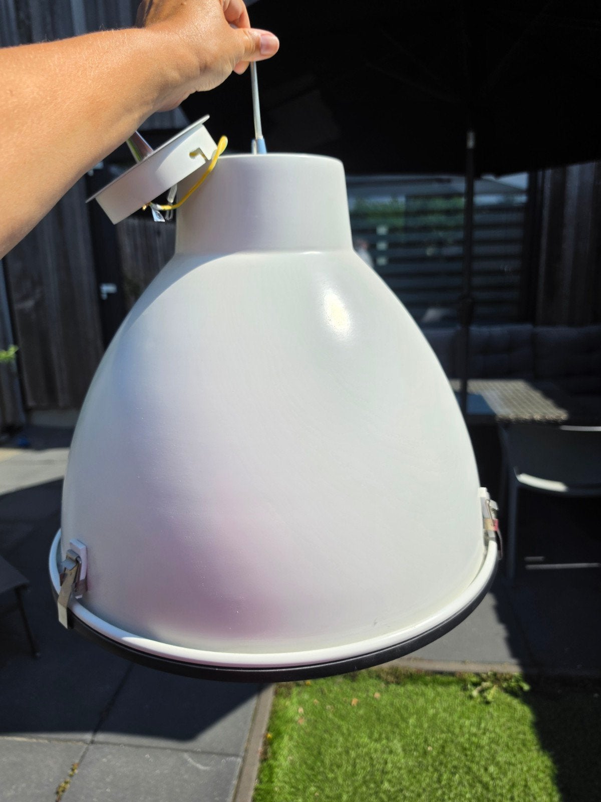 Witte industriële hanglamp met glazen diffuser, Huis en Inrichting, Lampen | Hanglampen, Ophalen, Gebruikt, E27 (groot), Glas