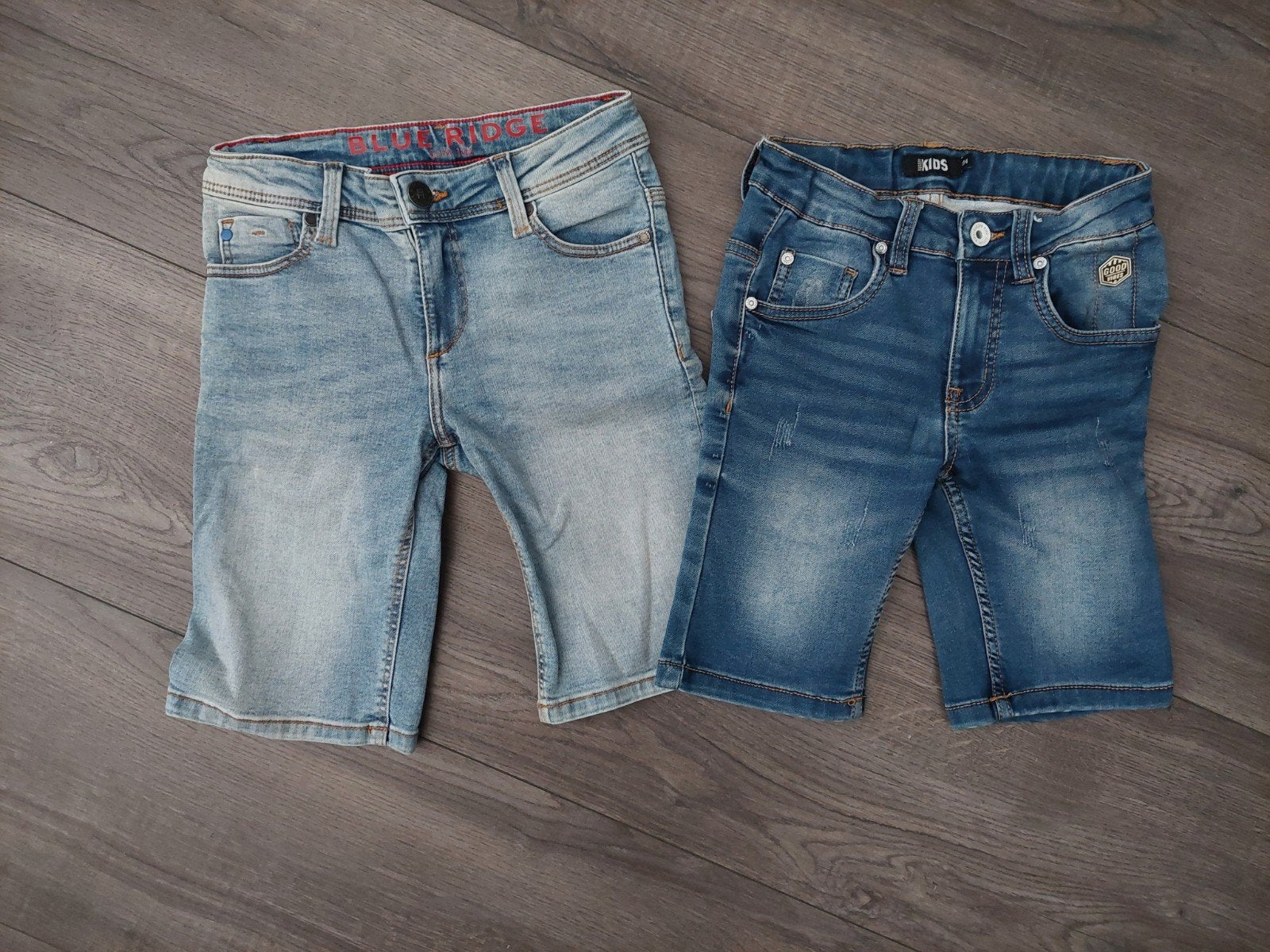 2x Jeans korte broek maat 134, Ophalen