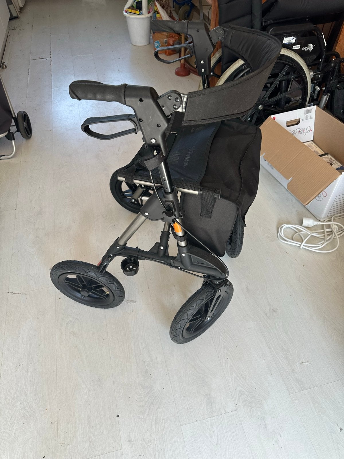 Rollator, zeer degelijk, Ophalen, Zo goed als nieuw