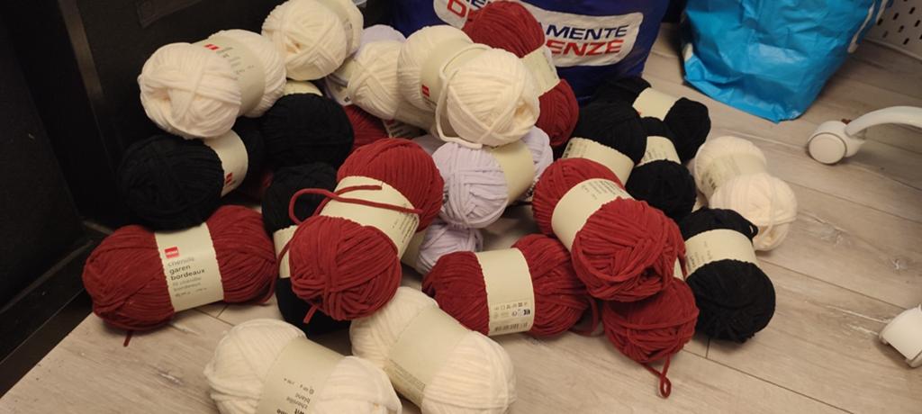 28 bollen hema chenille garen nieuw! 100G 110M, Ophalen of Verzenden, Nieuw, Breien of Haken, Wol of Garen