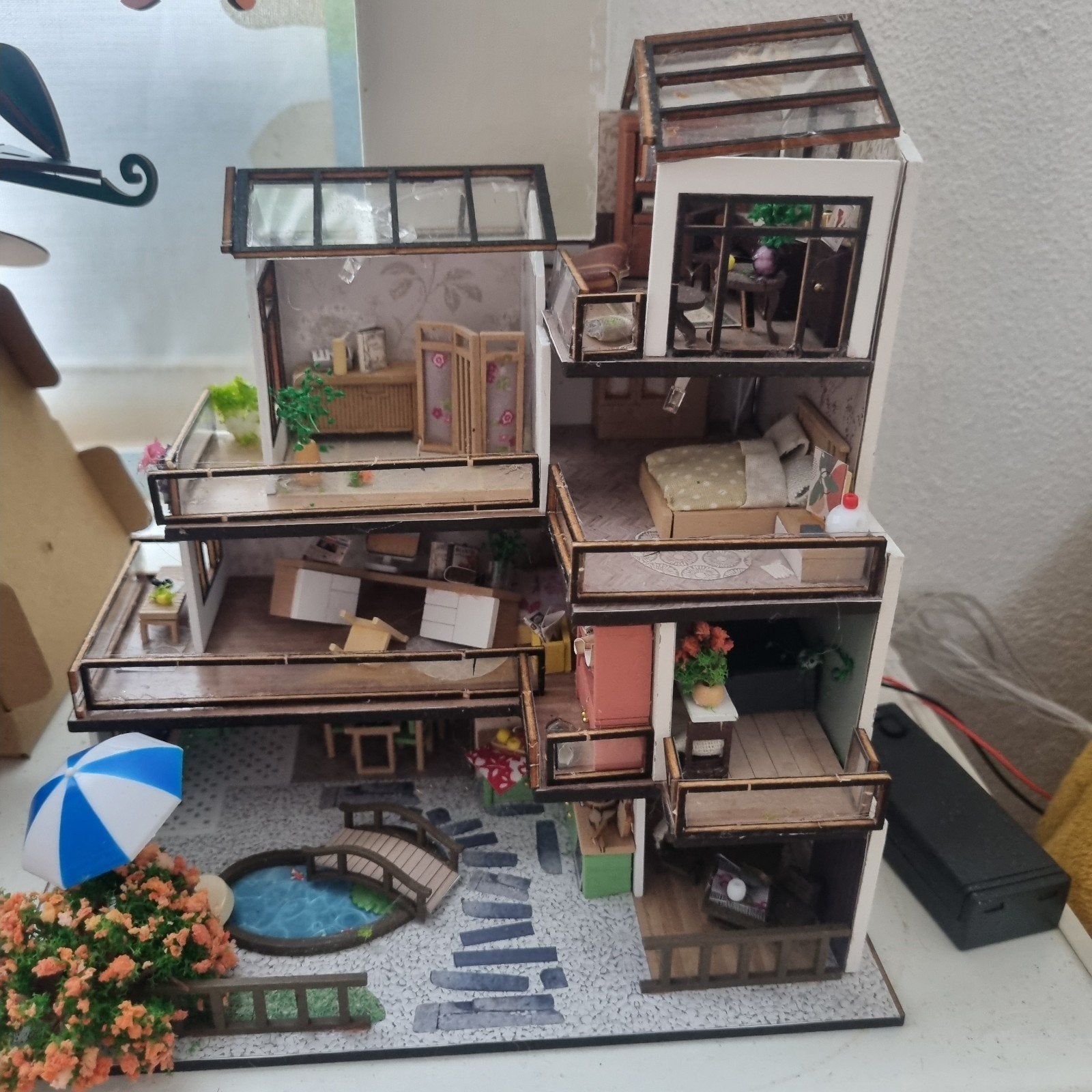 Zelfgemaakt miniatuur poppenhuis met verlichting, Ophalen, Zo goed als nieuw