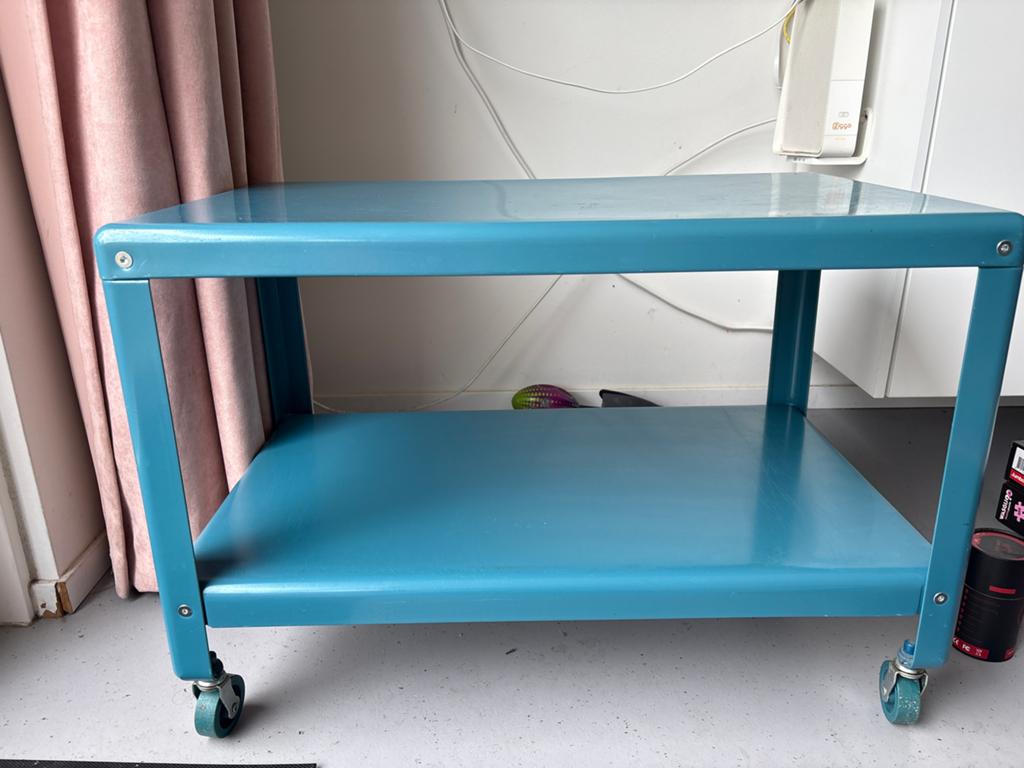 IKEA blauwe bijzettafel op wieltjes met gebruikerskrassen, Metaal of Aluminium, 55 tot 75 cm, Zo goed als nieuw, Rechthoekig