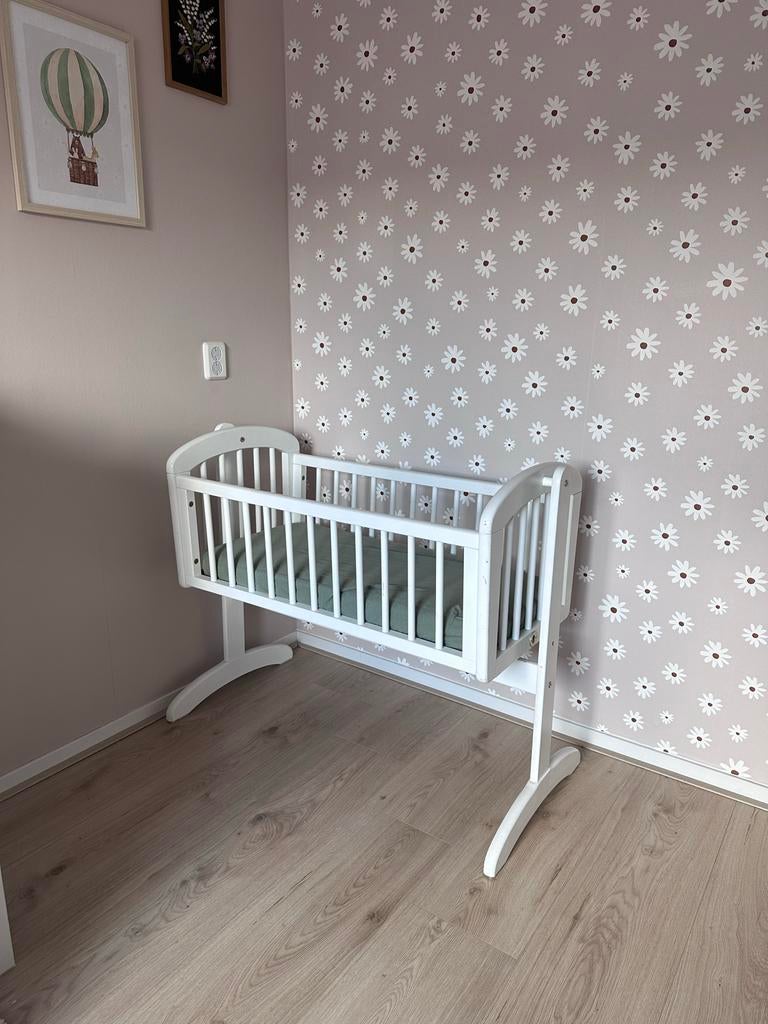 Wieg (schommel) met matras en hoeslaken, Kinderen en Baby's, Babywiegjes en Ledikanten, Ophalen, Gebruikt, Wieg