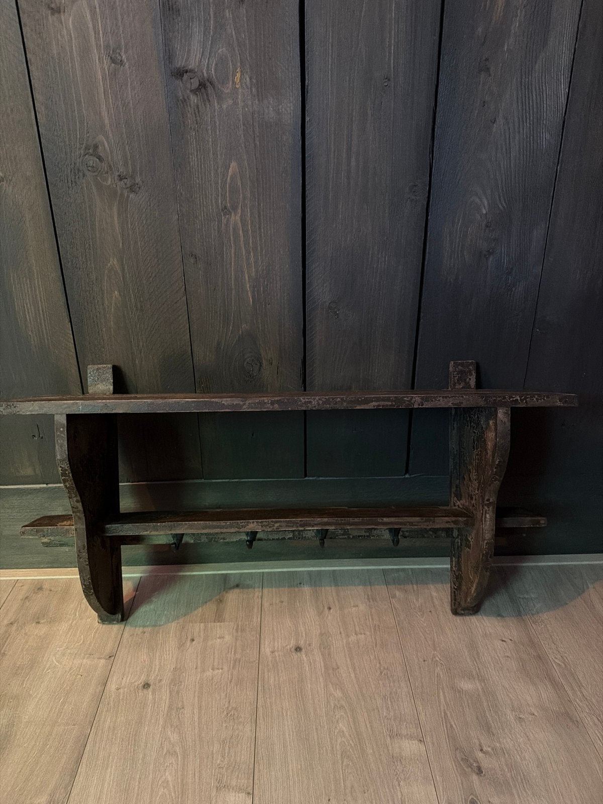 Rustiek houten wandrek met haken, Ophalen