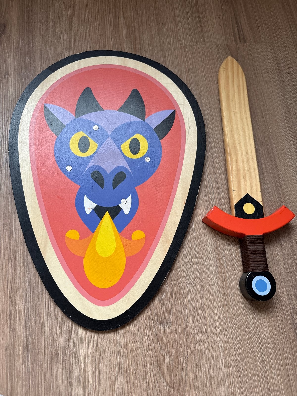 Houten speelgoed zwaard en schild met draak, Ophalen, Gebruikt, Jongen of Meisje