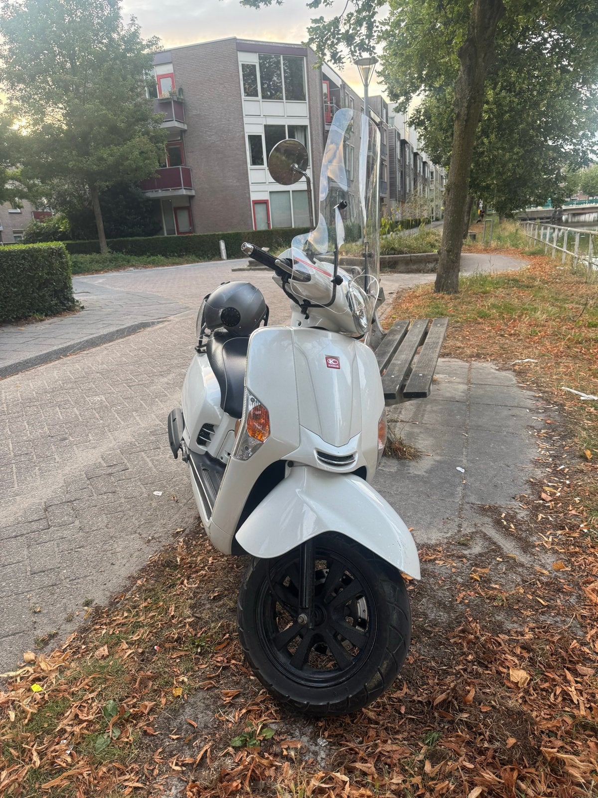 Witte Sym scooter met windscherm en helm, Ophalen of Verzenden, Gebruikt, Overige typen, SYM