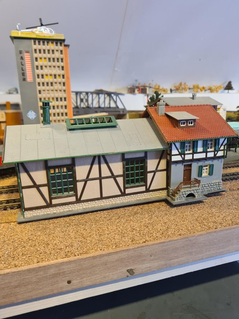 Locloods/werkplaats met woning Faller,Quick,Pola schaal H0, Ophalen of Verzenden, Gelijkstroom of Wisselstroom, Brug, Tunnel of Gebouw