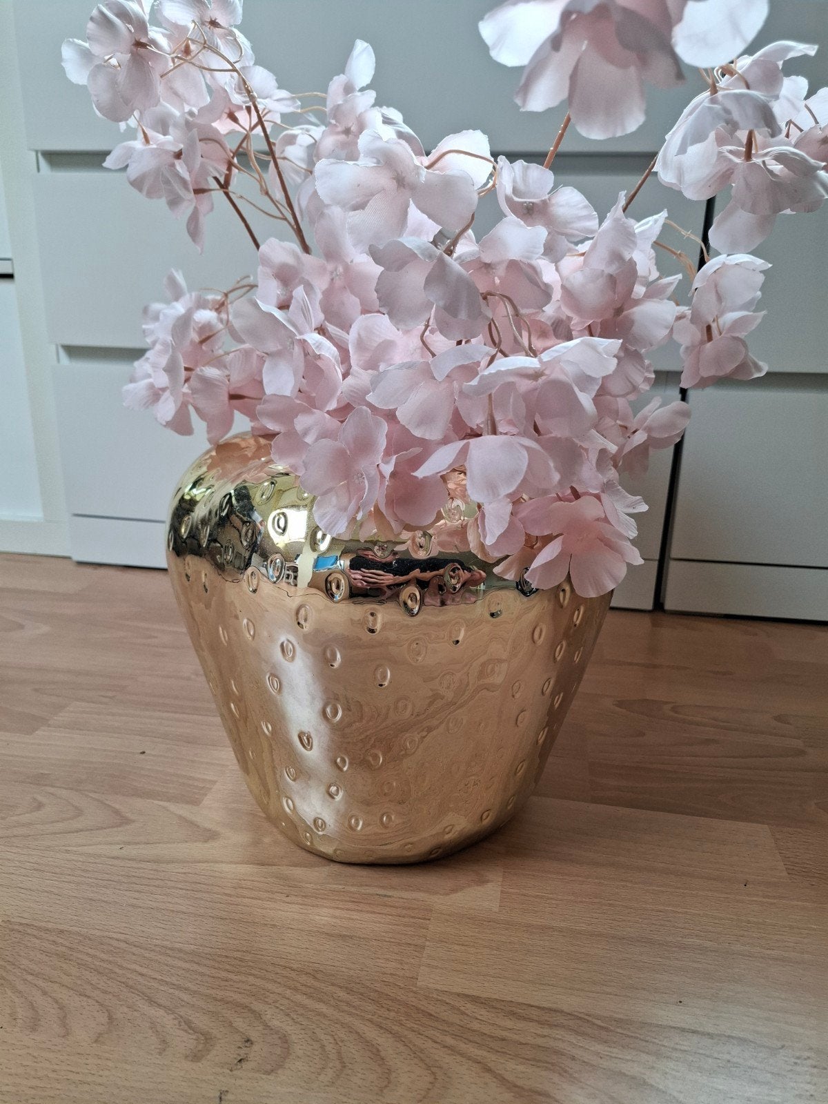 Gouden vaas met kunstbloemen, Ophalen, Steen/keramiek, Goud, Met patroon/structuur