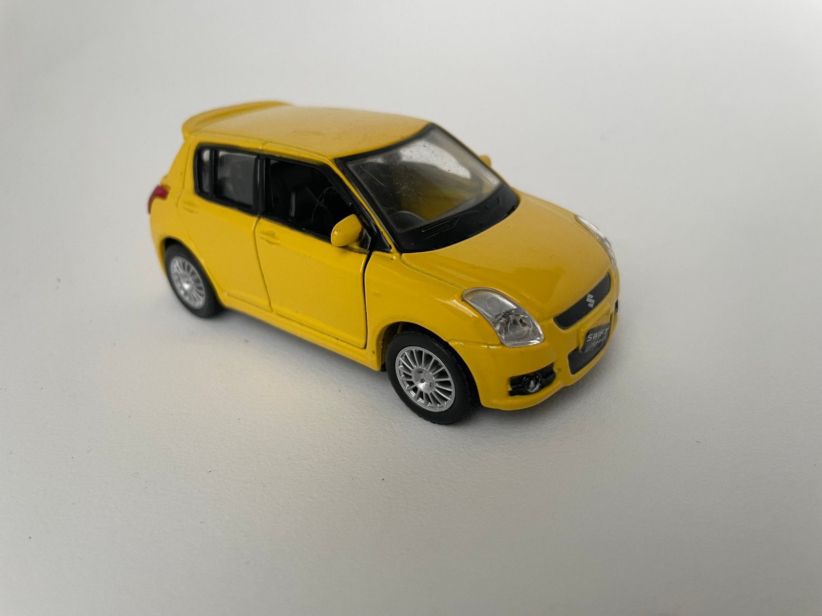 model Suzuki Swift sport 5e gen., 4-deurs, geel, Maïsto 1/38, Ophalen of Verzenden, Zo goed als nieuw, Auto, Overige merken