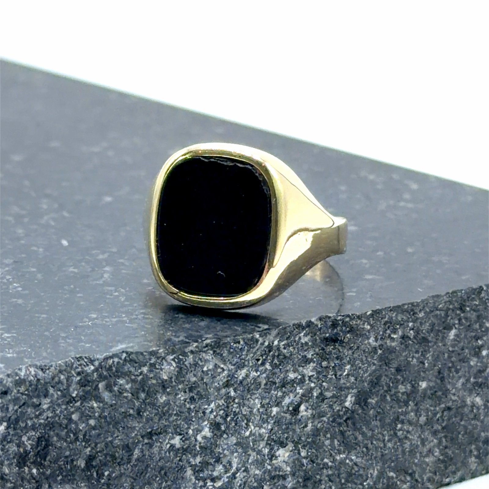 Gouden zegelring met zwarte onyx steen, 19 tot 20, Nieuw, Ophalen of Verzenden, W
