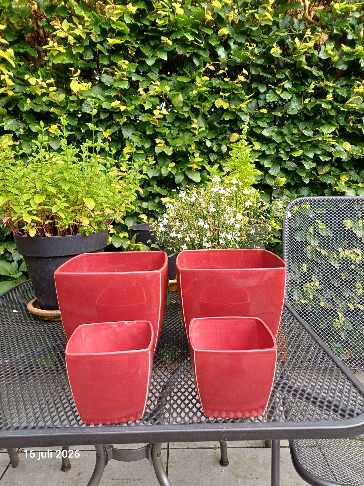 Rode vierkante bloempotten voor binnen, Ophalen
