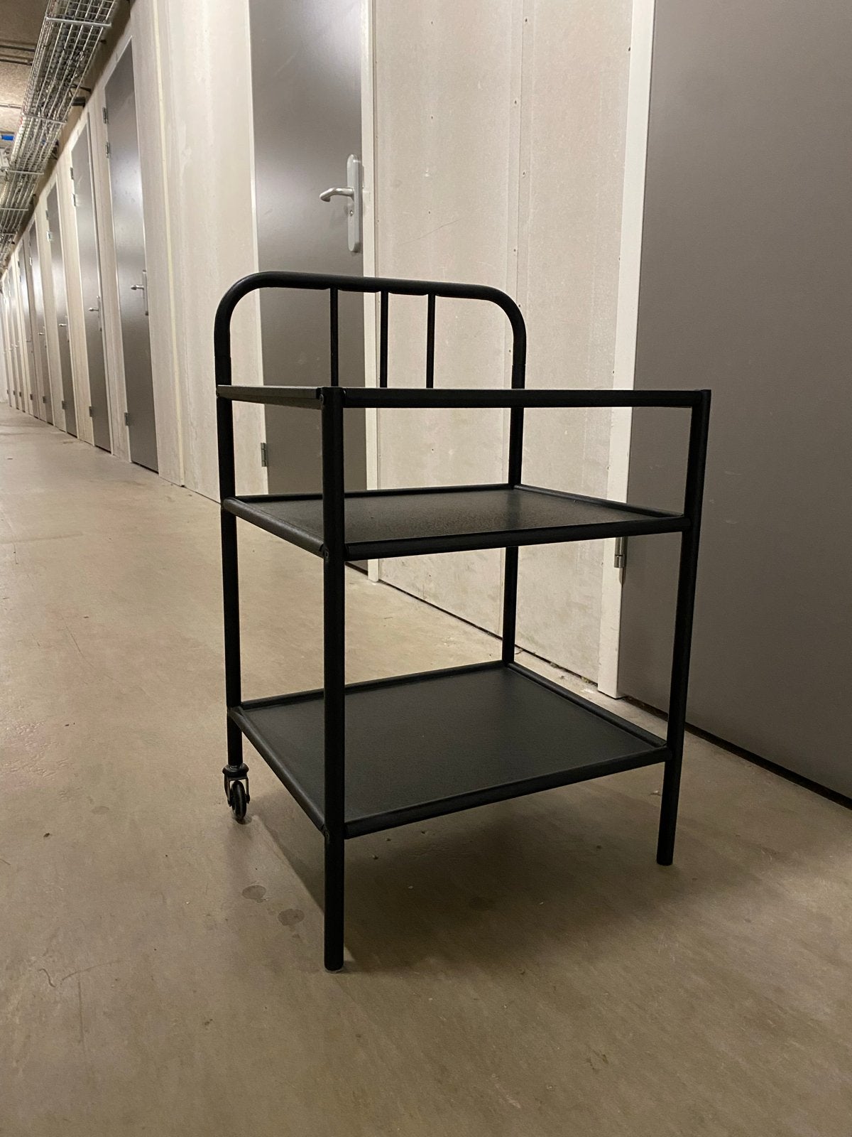 IKEA FYRESDAL Nachtkastje / Bijzettafel (Retro, zwart), Ophalen, Minder dan 55 cm, Metaal of Aluminium, Zo goed als nieuw
