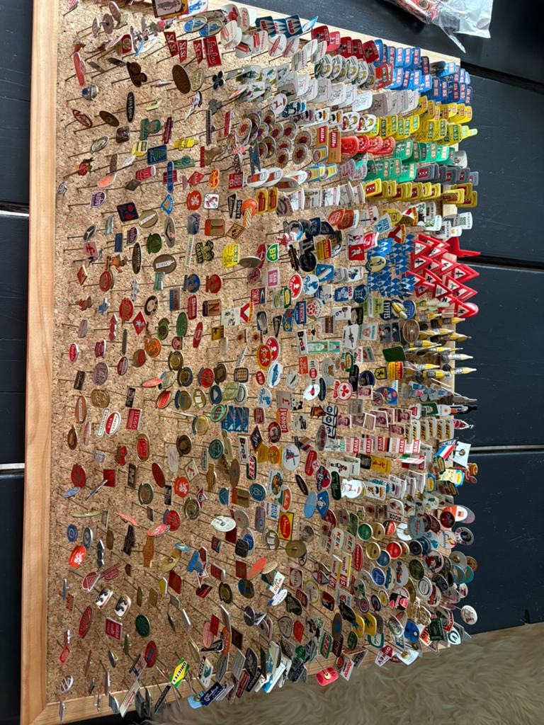 Prikbord vol met oude speldjes / pins, Ophalen of Verzenden, Zo goed als nieuw