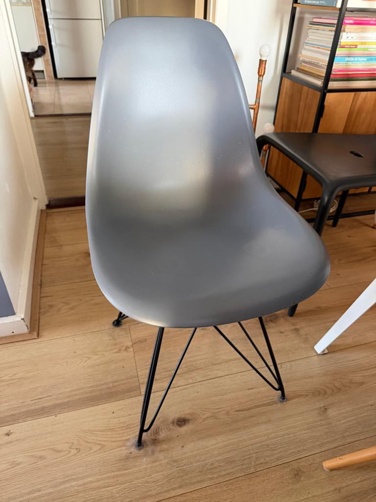 Vitra Eames Replica Stoelen - Grijs met Zwart Onderstel, Ophalen, Kunststof, Gebruikt, Twee