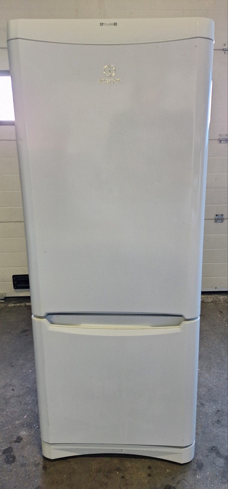 Indesit koel-vriescombinatie - A+ - 150x60 cm, Ophalen, 150 tot 200 liter, Zo goed als nieuw, Energieklasse A of zuiniger