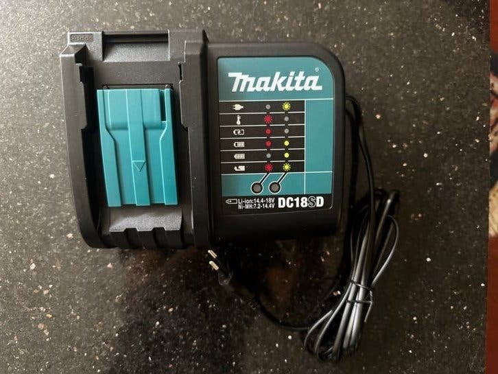 Makita DC18SD Oplader voor 14.4V-18V Li-ion Accu's, Ophalen of Verzenden, Gebruikt