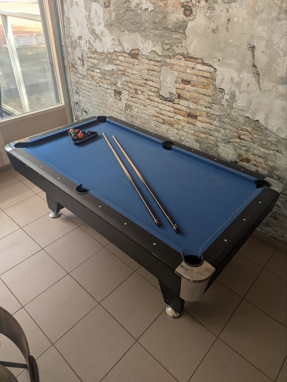 Gebruikte Pooltafel met beschadigde randen en 2 keuen, Ophalen of Verzenden, Gebruikt, Pooltafel
