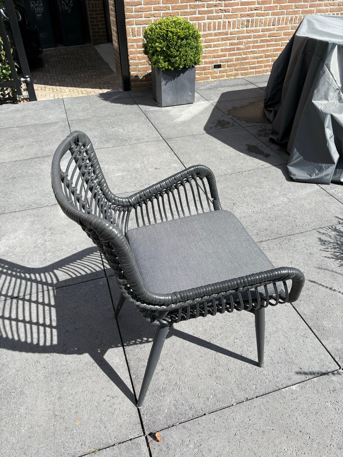 Stijlvolle donkergrijze tuinstoel met kussen, Tuin en Terras, Ophalen, Gebruikt, Hout, Stapelbaar