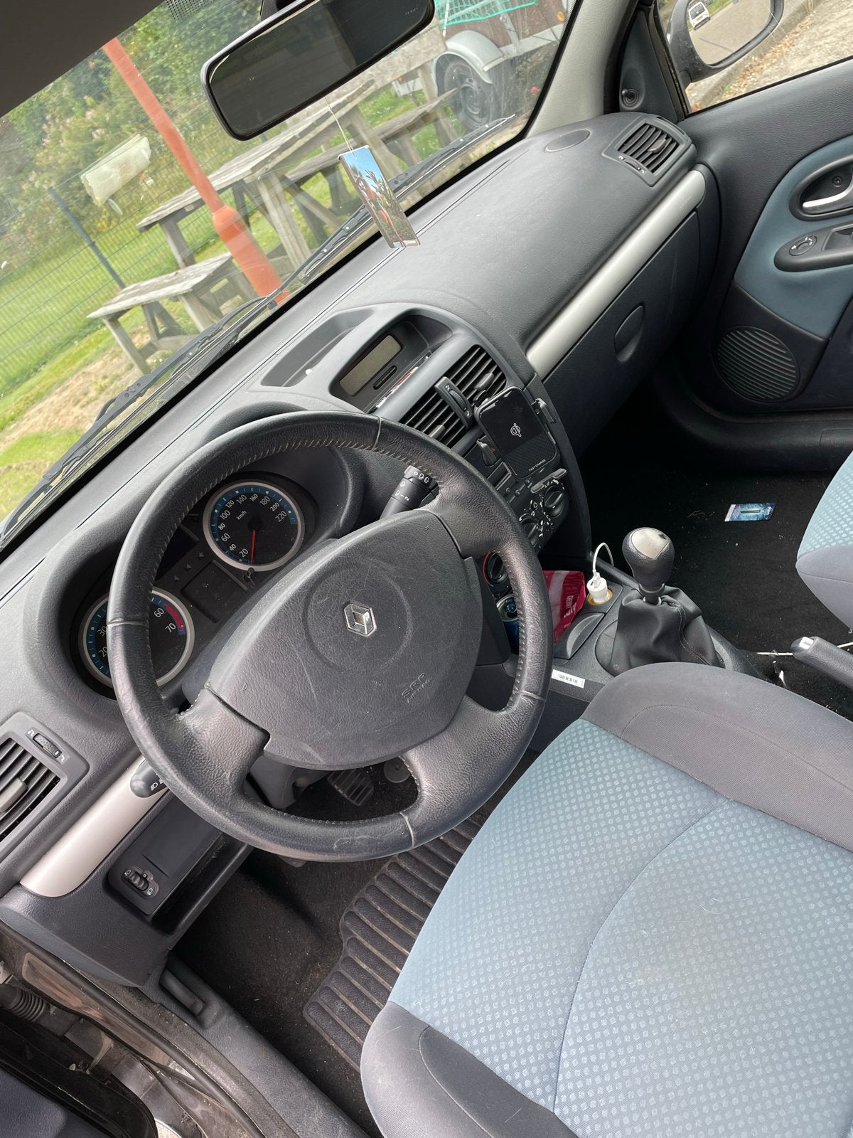 Renault Clio 1.4 16V Autbas E3 2005 Zwart, Auto's, Voorwielaandrijving, 15 km/l, 40 €/maand, Zwart