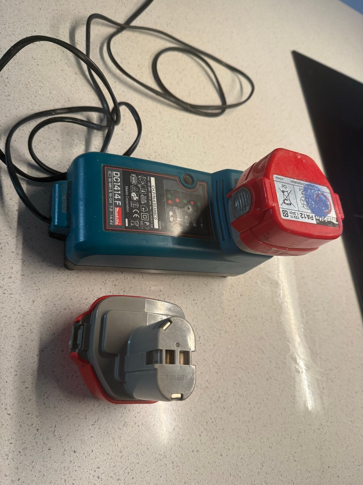 Makita oplader DC1414F met 2x 12V accu's., Ophalen, Gebruikt