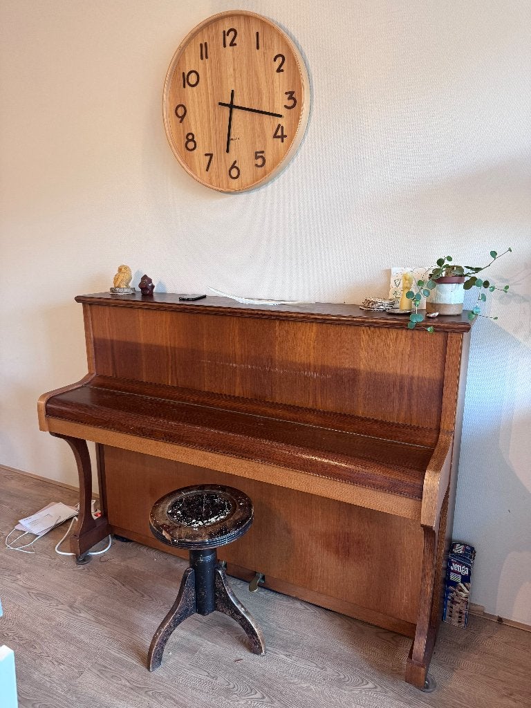 Gratis Piano - J schiller - Geschat bouwjaar 1975, Ophalen, Gebruikt, Bruin, Piano