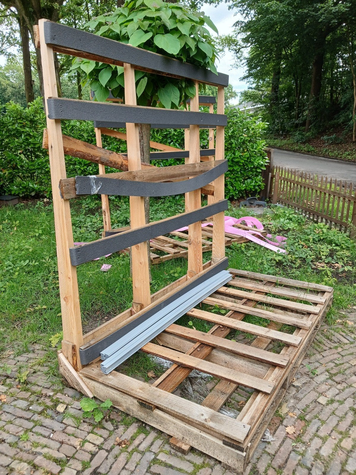 GRATIS  Brandhout: diverse houten rekken (ca. 5 stuks), Tuin en Terras, Haardhout, Minder dan 3 m³, Ophalen of Verzenden, Overige houtsoorten