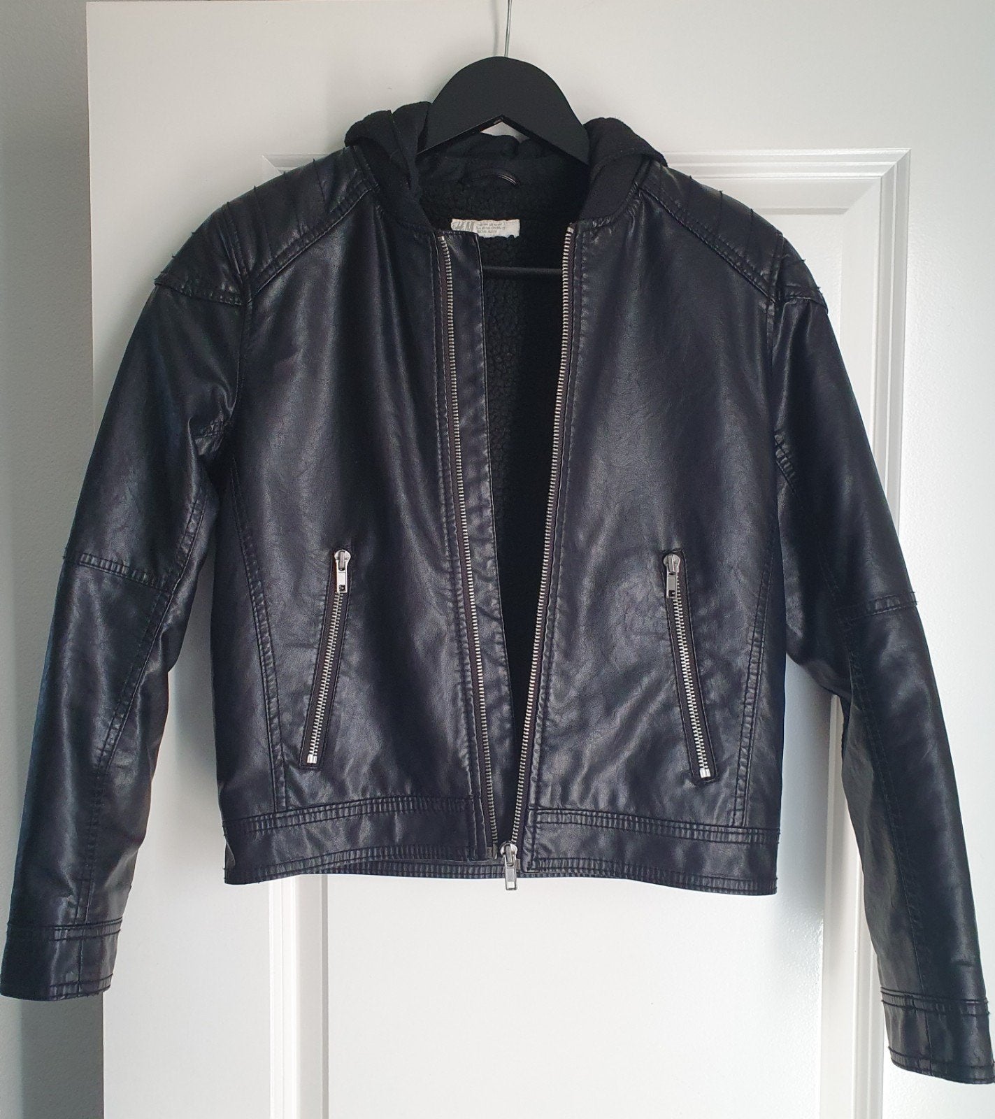 H&M zwarte jas van imitatieleer met capuchon-maat 146 (10-, Ophalen of Verzenden, Zo goed als nieuw, Maat 34 (XS) of kleiner, Zwart