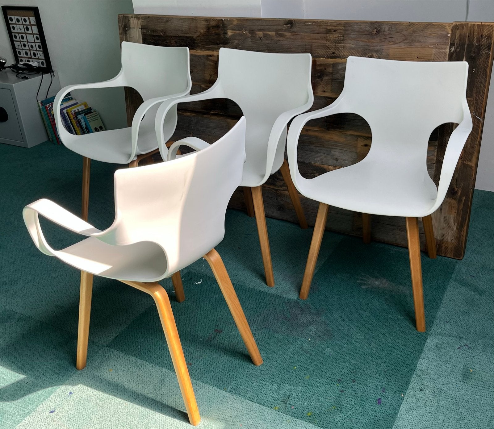 4x Witte Charles Stoelen met Houten Poten, Ophalen, Gebruikt, Wit, Vier