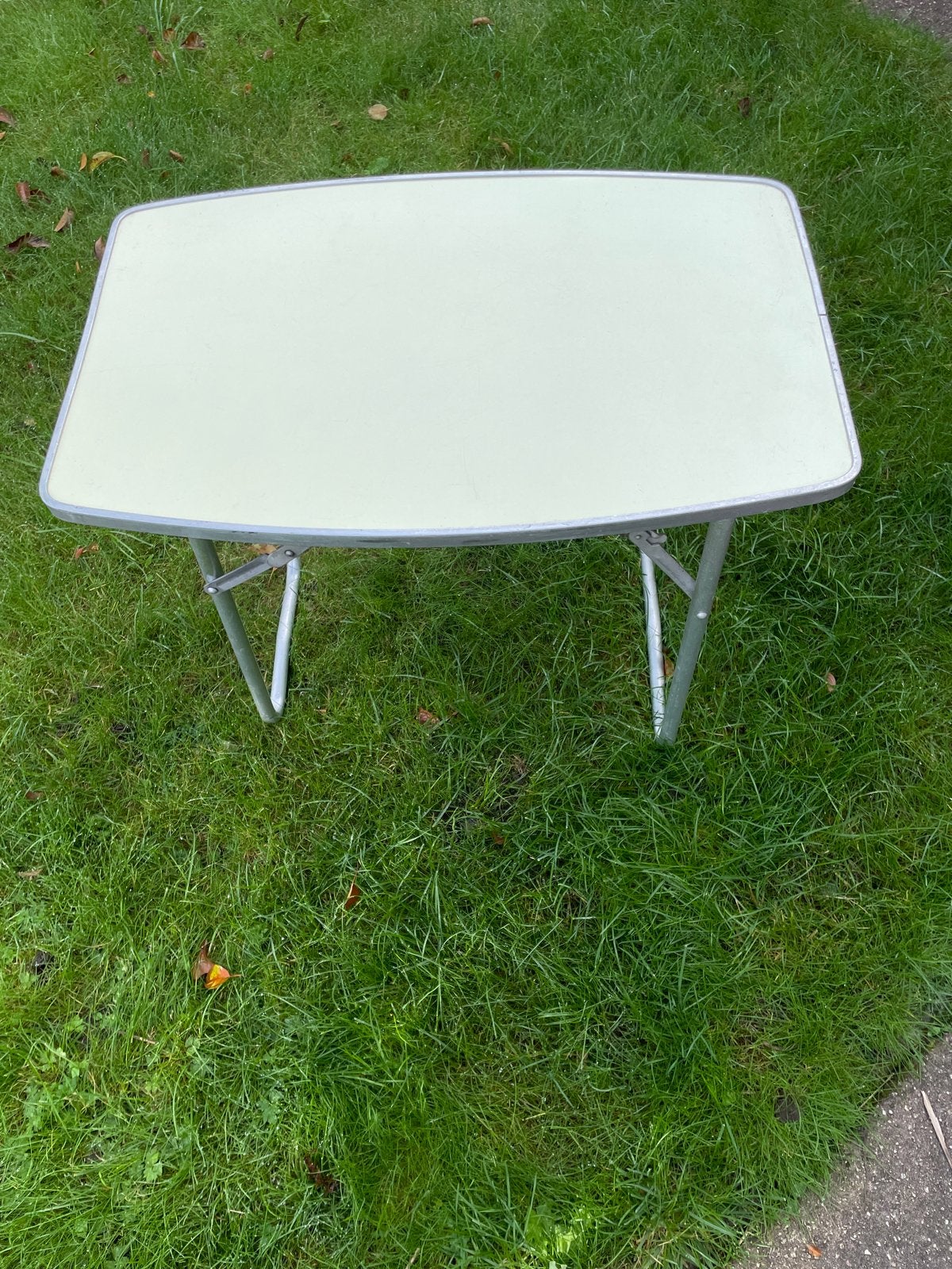 Vintage campingtafeltje, Gebruikt, Metaal of Aluminium, 55 tot 75 cm, Overige vormen