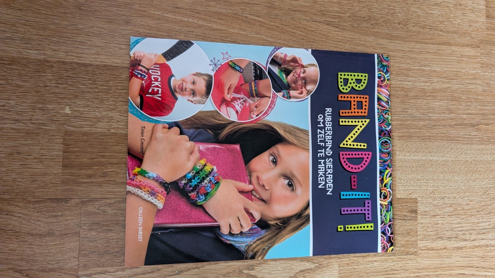 Grote Loom Bands set met boek en opbergdozen, Ophalen of Verzenden, Gebruikt, Overige typen