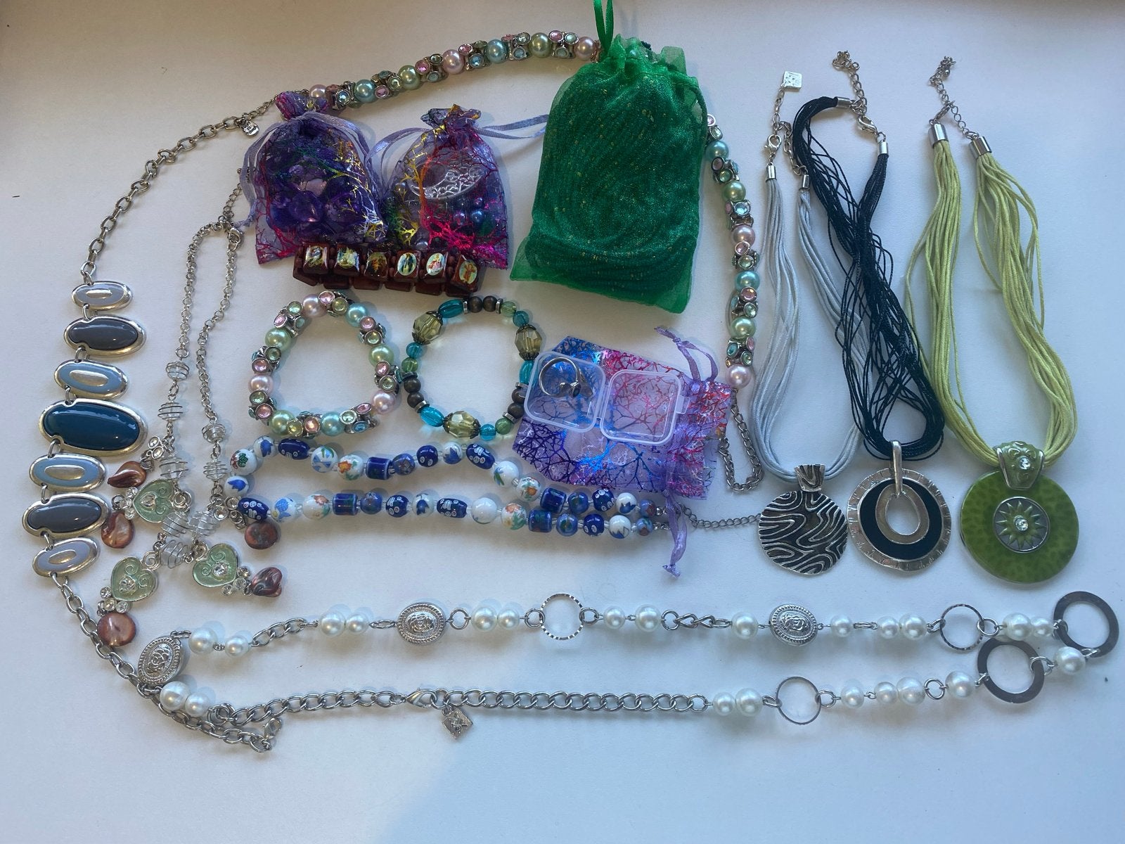 Grote partij diverse sieraden: kettingen, ring, armbanden, Overige materialen, Gebruikt, Overige kleuren, Ophalen of Verzenden