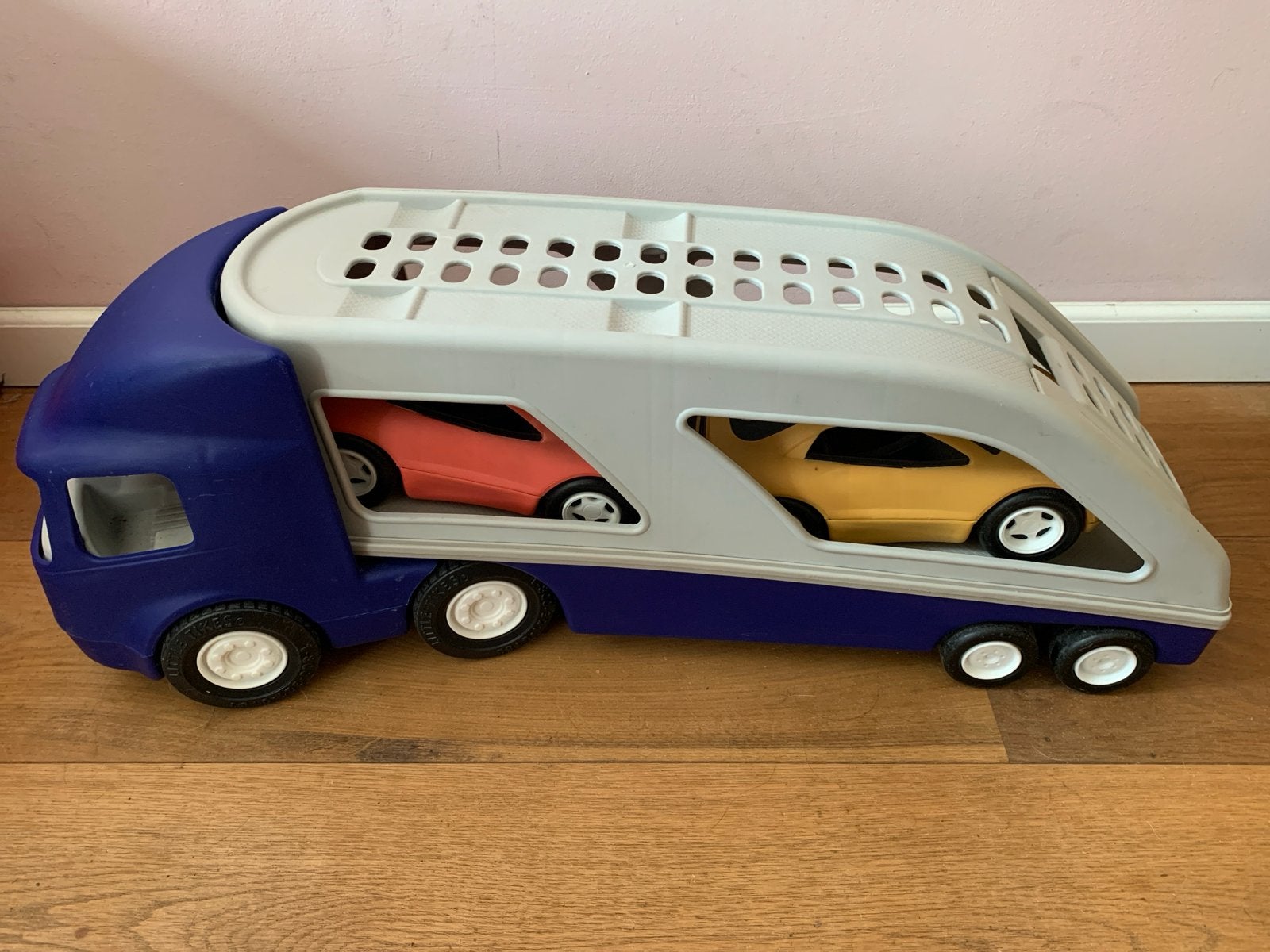 Little Tikes Grote speelgoed autotransporter met 2 auto's, Kinderen en Baby's, Speelgoed | Speelgoedvoertuigen, Ophalen of Verzenden