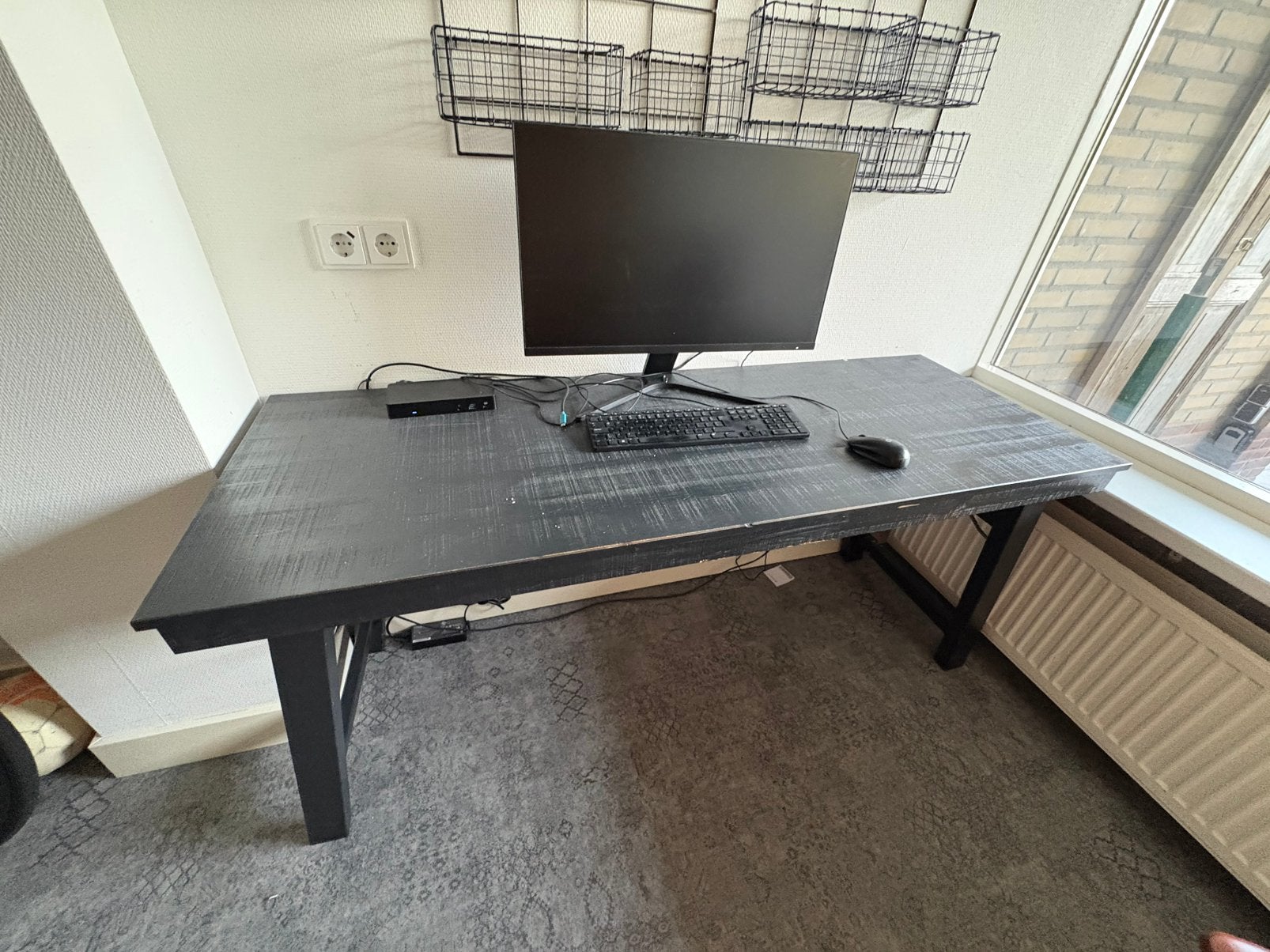 Zwart bureau met houten blad, Huis en Inrichting, Bureaus, Ophalen, Gebruikt