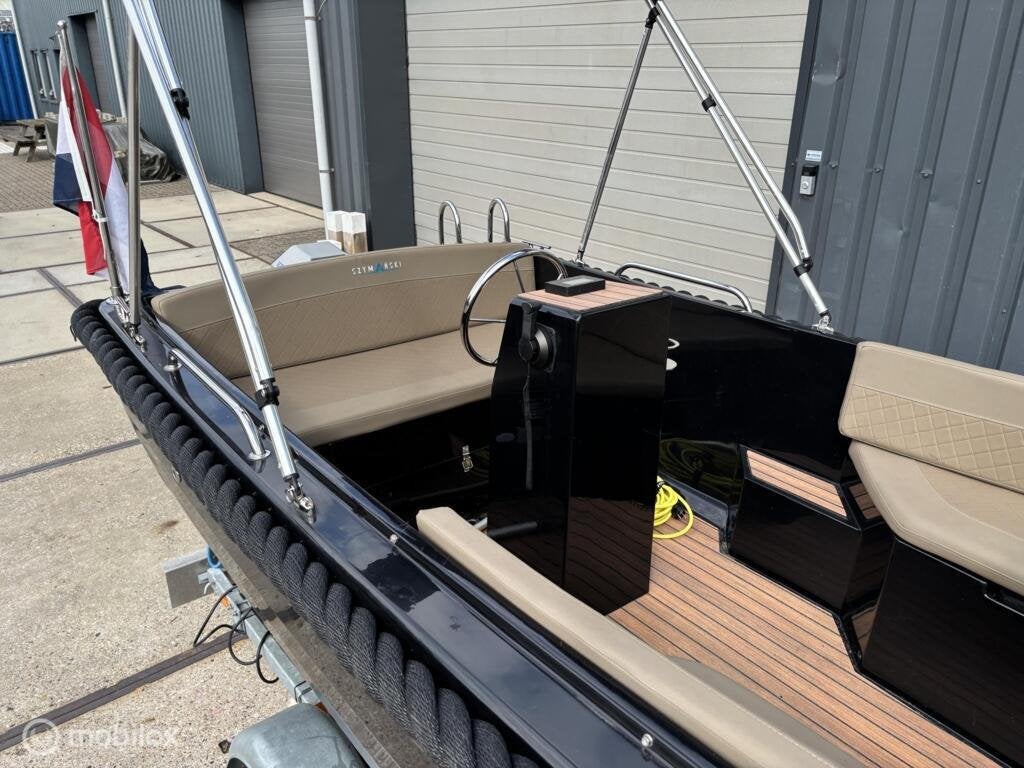 Amigo 470 elektrische sloep walstroom, Buitenboordmotor