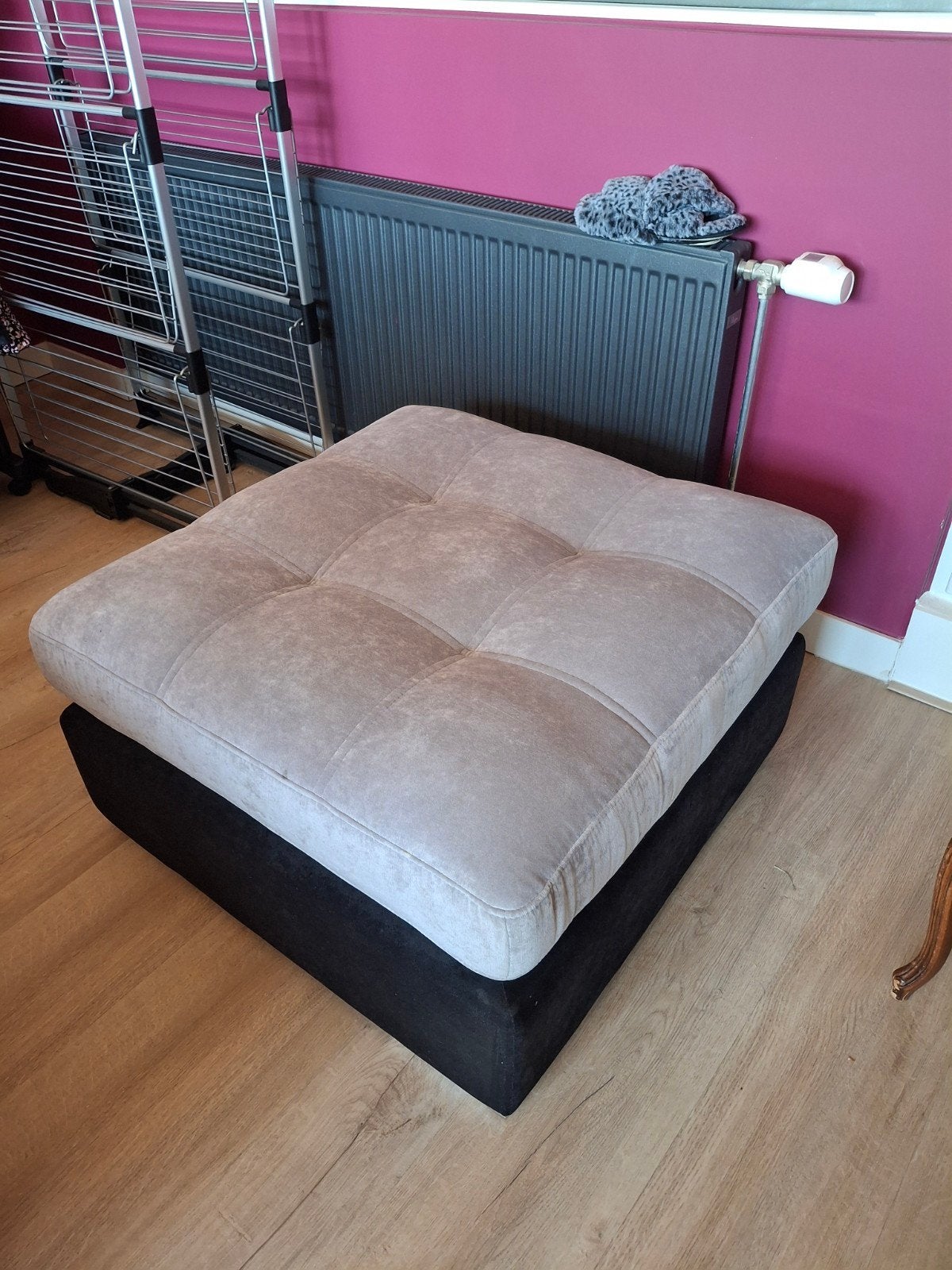 Comfortabele hocker/voetenbank - Grijs/Zwart, Ophalen, Modern, Comfortabel, Gebruikt, Metaal