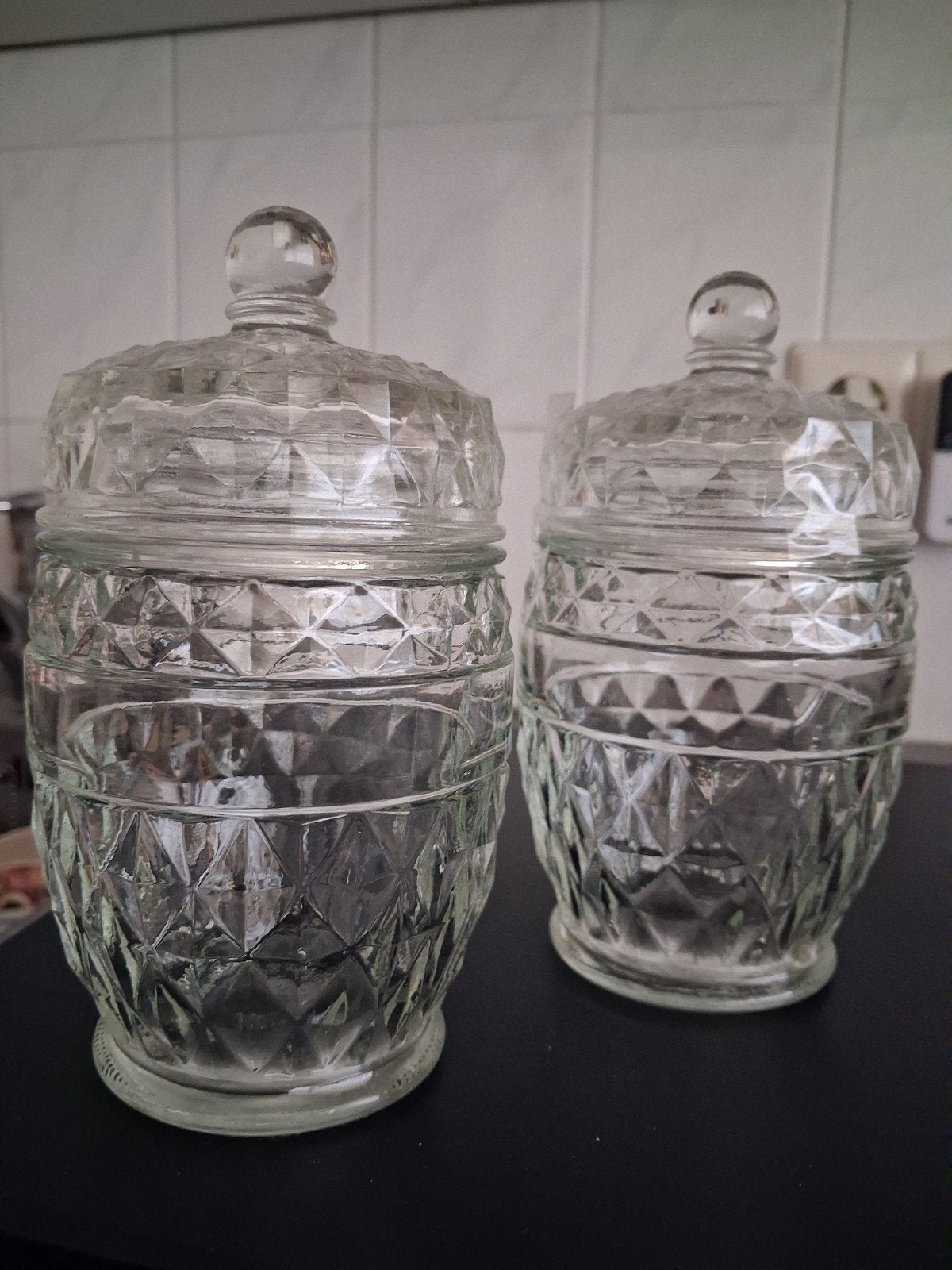 TWEE FRAAIE GLAZEN POTJES MET BIJBEHORENDE DEKSELS, Ophalen of Verzenden