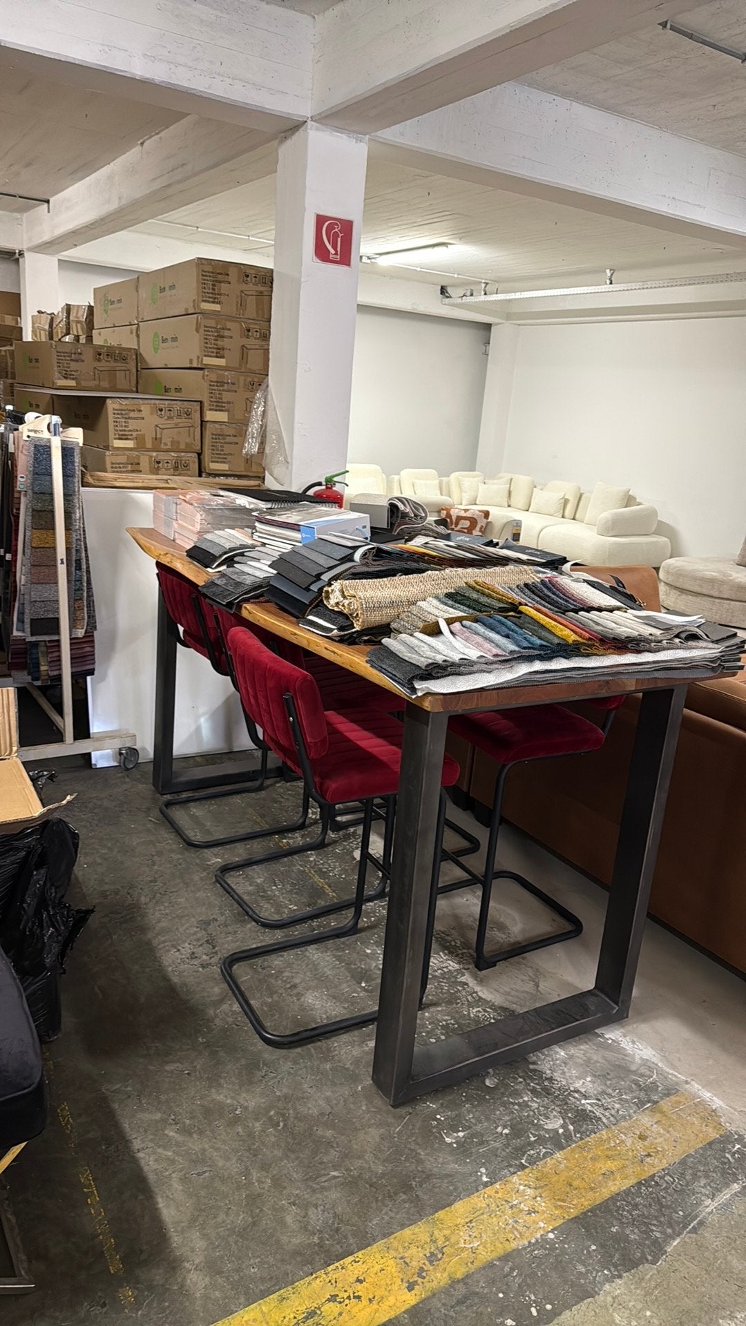Bartafels met 6xRood Bar stoelen moet weg, Huis en Inrichting, Barkrukken, 5 krukken of meer, Ophalen of Verzenden, 60 tot 90 cm