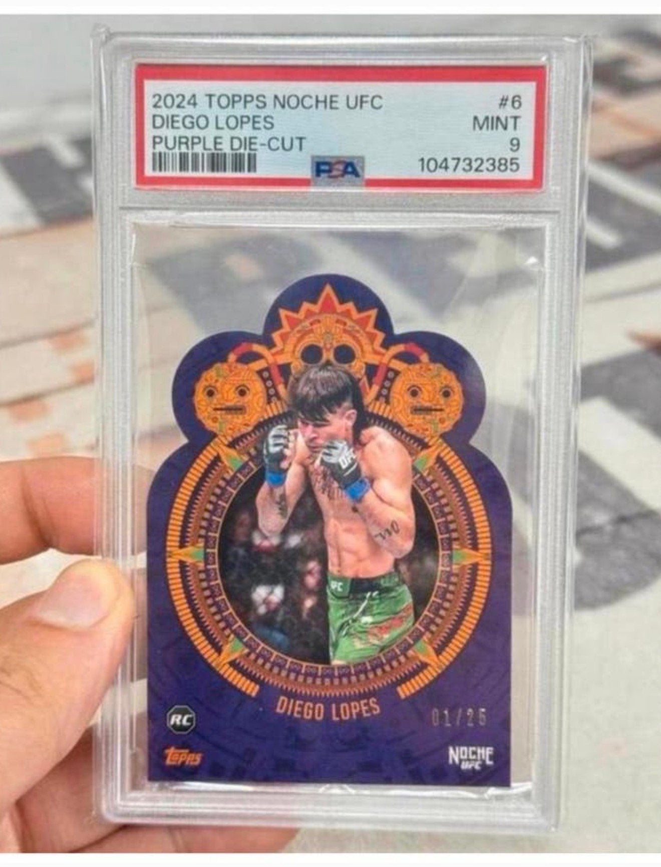 2024 Topps Noche UFC diego lopes Purple diecut /25 nr1 PSA-9, Spelerskaart, Nieuw, Ophalen of Verzenden, H