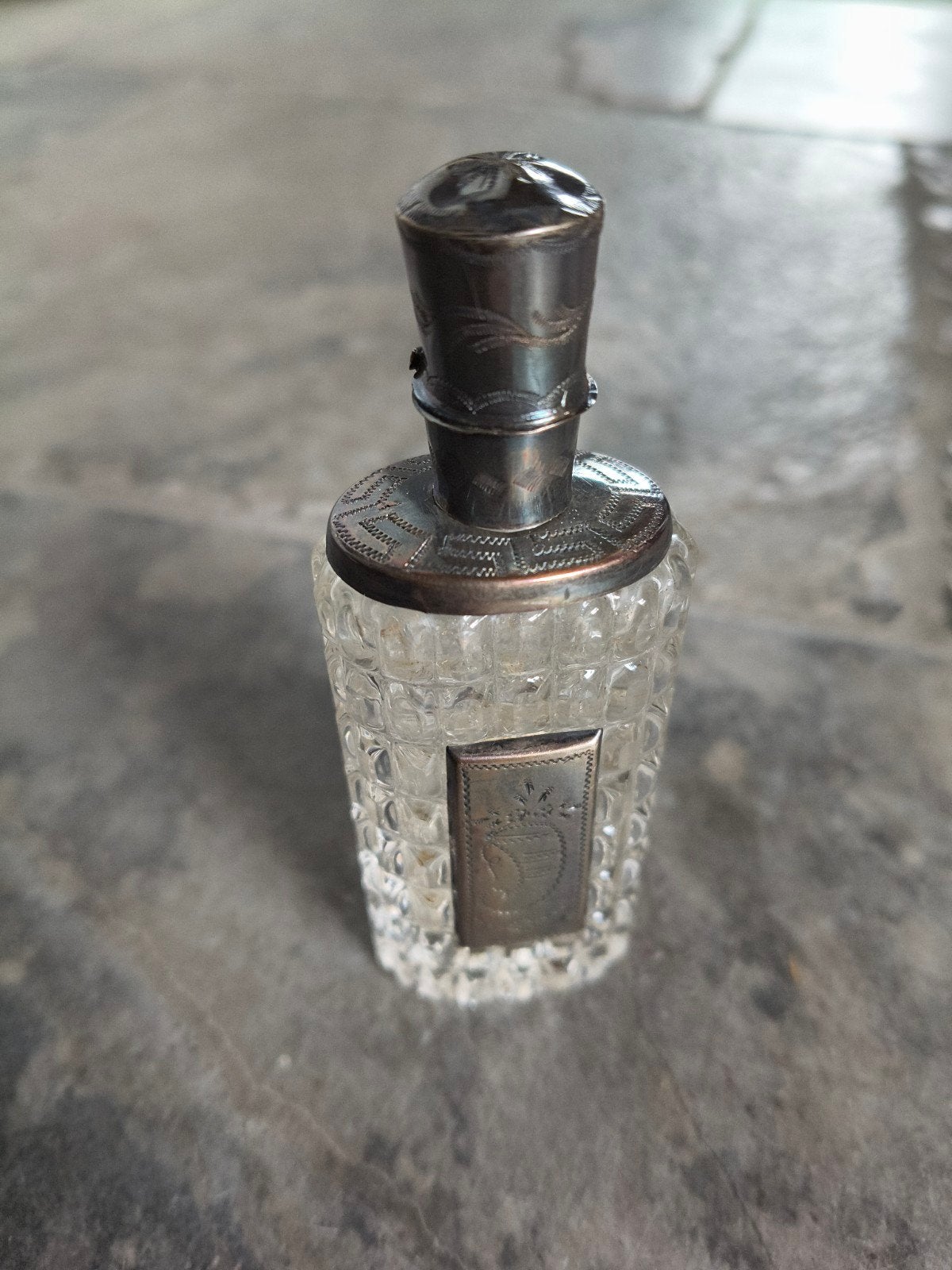 Antiek parfumflesje blokmotief en zilveren monturen 19e eeuw, Ophalen of Verzenden, Zilver
