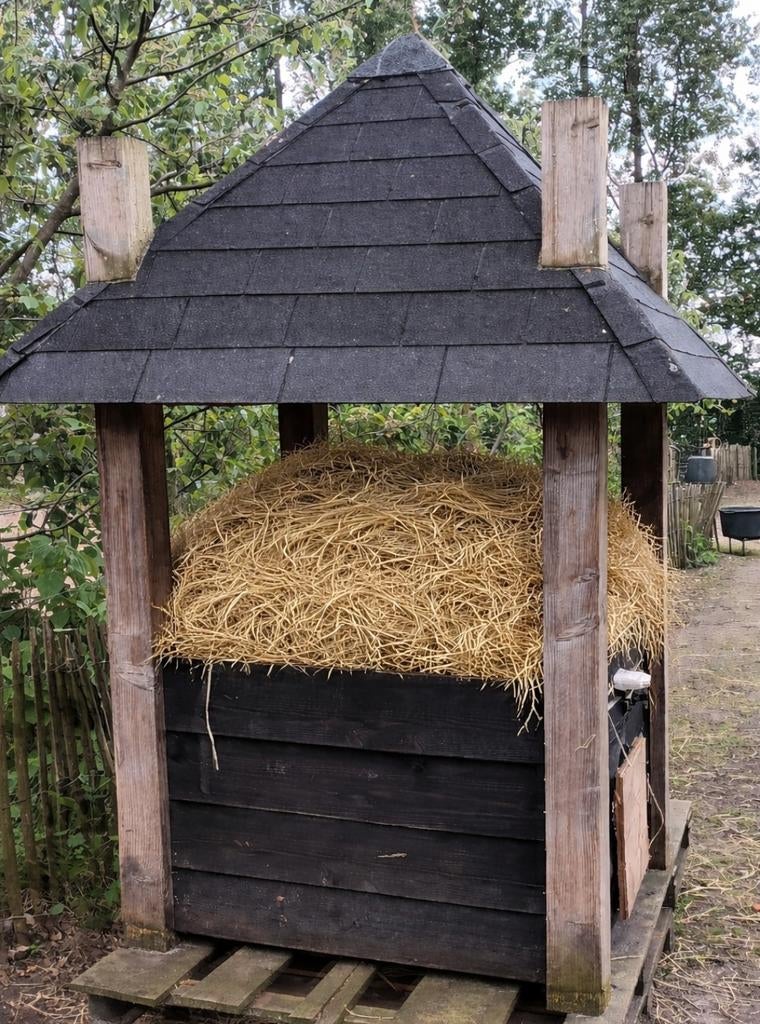 Aangeboden: leuke hooimijt voor kip,mini varken,eenden enz, Dieren en Toebehoren, Ophalen, Drinken en Voederen