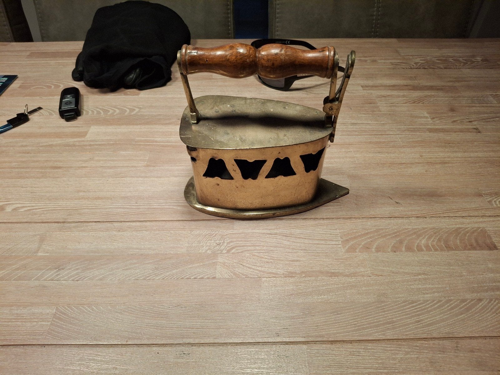 Antiek koperen strijkijzer met houten handvat, Ophalen of Verzenden