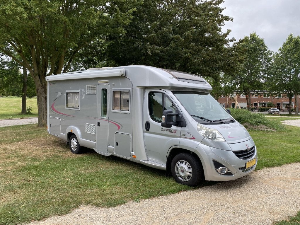 Rapido 7065+F Enkele Bedden Dakairco Luxe Compleet 63.500 Km, Fiat, 7 tot 8 meter, Rapido, Kluisje