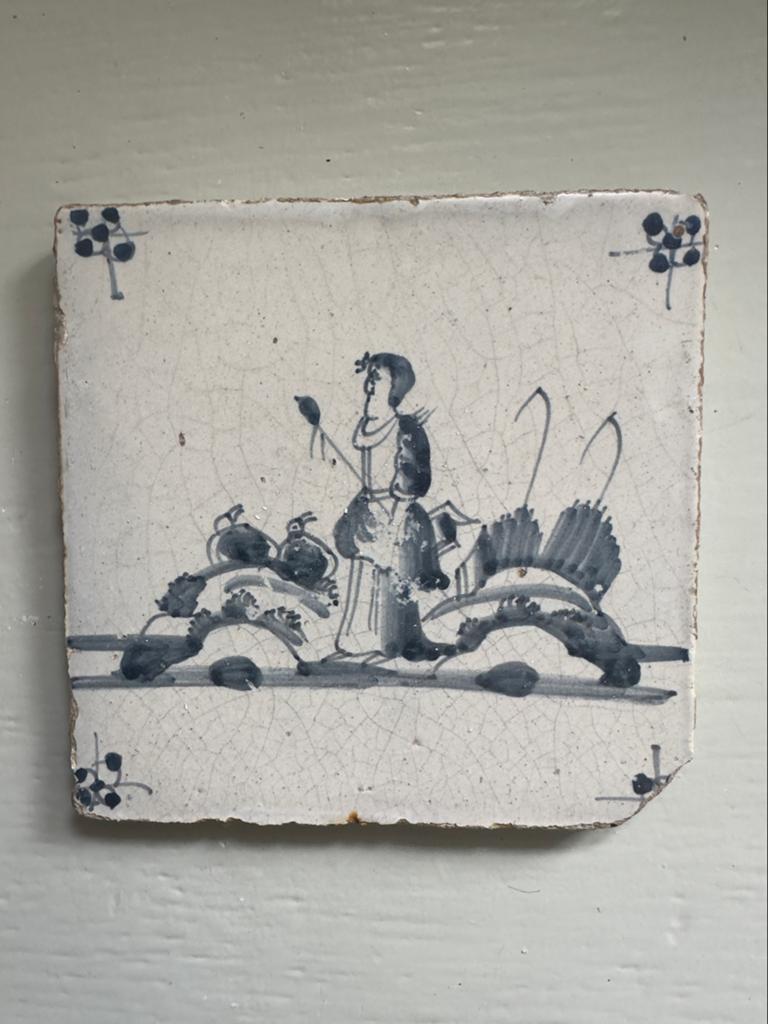 Antieke Delfts Blauwe Tegel met Figuur en Landschap, Antiek en Kunst, Antiek | Wandborden en Tegels, Ophalen of Verzenden